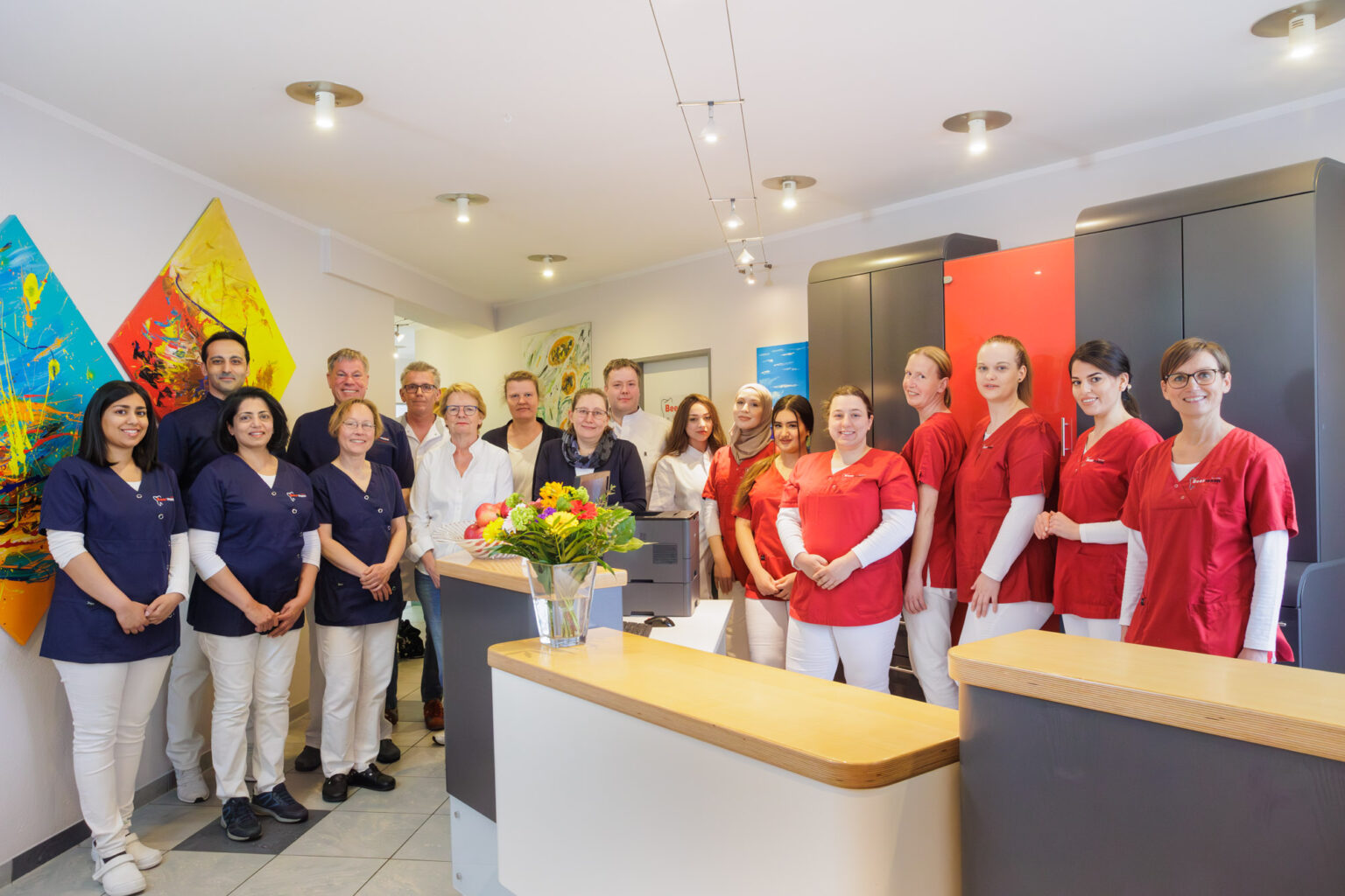 Foto der Zahnärzte Dr. Beermann mit den Teams von Standort 1 und Standort 2 zusammen